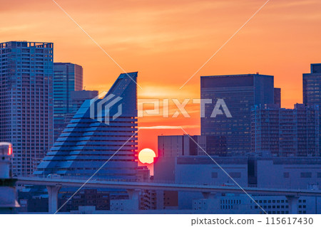 (Tokyo) View of Minato Ward and Tokyo Tower from the north promenade of Rainbow Bridge 115617430