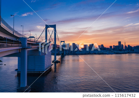 (東京)從彩虹橋北側長廊眺望港區和東京鐵塔 (東京)從彩虹橋北側長廊眺望港區和東京鐵塔 115617432