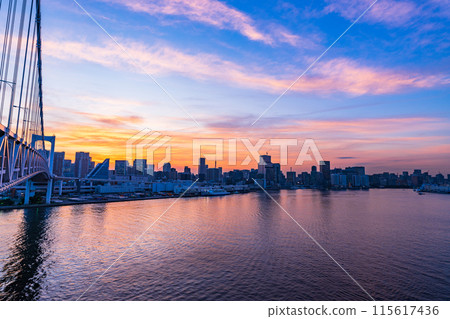 (Tokyo) View of Minato Ward and Tokyo Tower from the north promenade of Rainbow Bridge 115617436