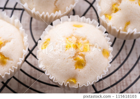 Steamed corn bread 115618103