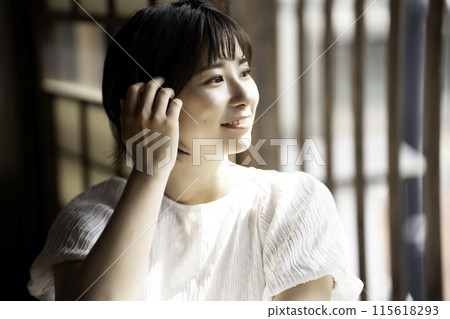 一位女士在日式房間的窗邊休息 一位女士在日式房間的窗邊休息 115618293