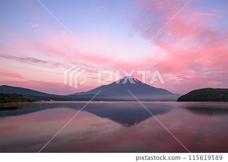 初夏從山中湖看到的日出和倒富士山的壯麗景色 115619589