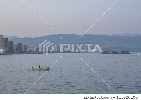 清晨，一艘漁船在宍道湖捕魚。 115620100