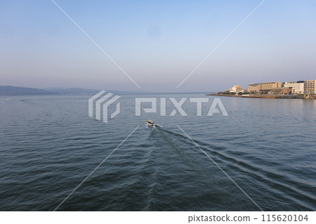 清晨，一艘漁船在宍道湖捕魚。 115620104