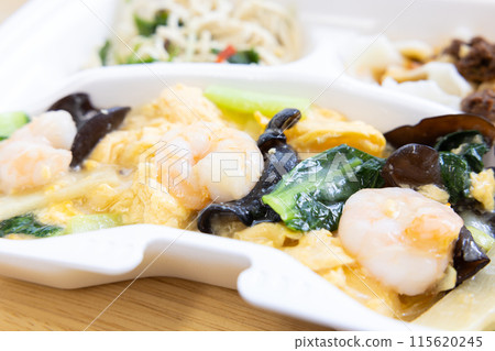 美味的中餐、炒蝦、雞蛋和蔬菜 115620245