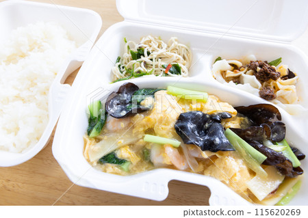 美味的中餐、炒蝦、雞蛋和蔬菜 美味的中餐、炒蝦、雞蛋和蔬菜 115620269