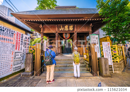 日本橫濱市六月的城市景觀。過了古名寺站前的商店街就到了。求名寺等景觀 日本橫濱市六月的城市景觀。過了古名寺站前的商店街就到了。求名寺等景觀 115621034