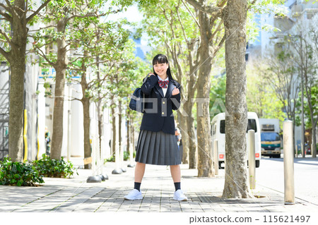 High school girl, commuting, fresh green, whole body, fist pump 115621497