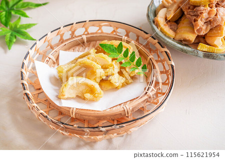 Lightly fried bamboo shoots 115621954