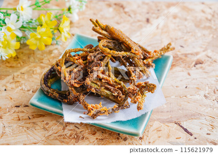 Spring flavor: fried bracken 115621979