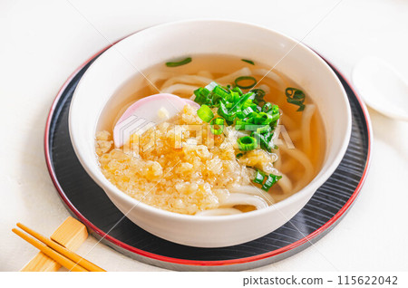 Tanuki udon noodles cooked in the microwave 115622042