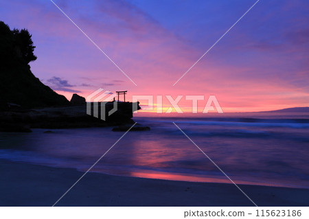 [靜岡縣]白濱神社/大名神岩紅色鳥居黎明 115623186