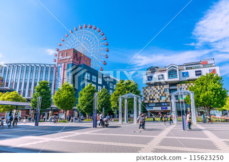 日本橫濱市六月的城市景觀。中央北站前,在藍天的映襯下眺望都築阪急等=1天 日本橫濱市六月的城市景觀。中央北站前,在藍天的映襯下眺望都築阪急等=1天 115623250