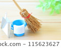 柏木板上的微型掃帚、水桶和簸箕 115623627