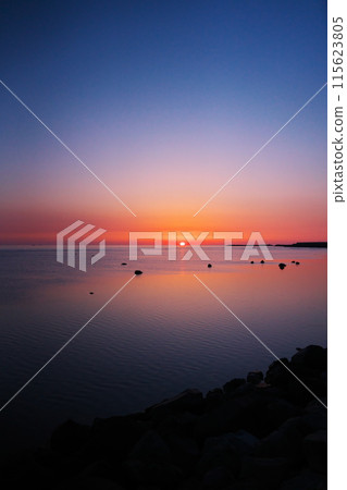 初春時節，從日本最北端觀賞平靜海面上冉冉升起的太陽 115623805