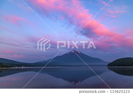 Morning sky and the silhouette of Mt. Fuji, Lake Yamanaka Morning sky and the silhouette of Mt. Fuji, Lake Yamanaka 115625223