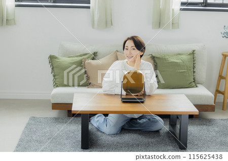 中年婦女在客廳照鏡子 中年婦女在客廳照鏡子 115625438