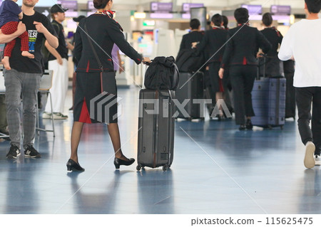 空服員前往羽田機場第 3 航廈登機口 115625475