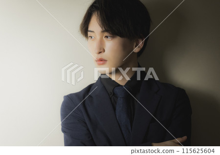 穿黑西裝的男人 穿黑西裝的男人 115625604
