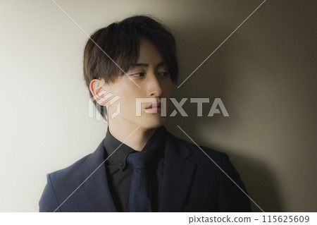 穿黑西裝的男人 115625609