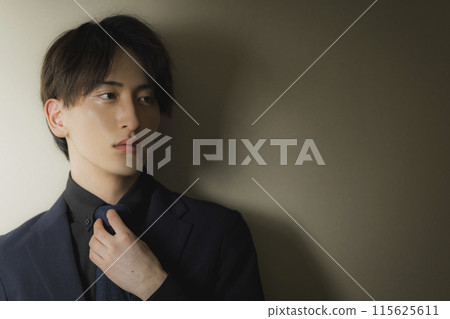 穿黑西裝的男人 115625611
