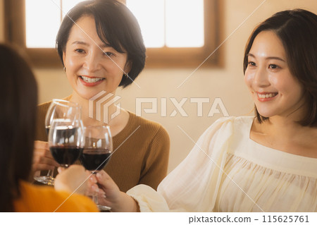 一個女人用酒敬酒 一個女人用酒敬酒 115625761