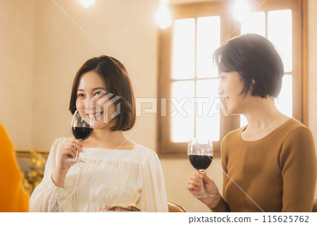Women toasting with wine 115625762
