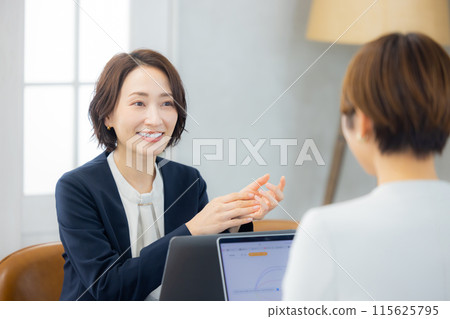 Meeting business woman 115625795