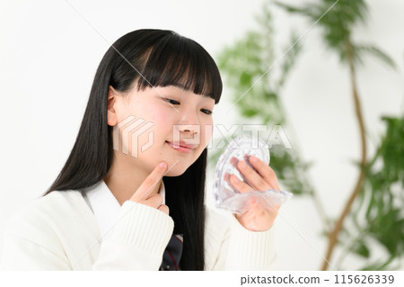 關心皮膚粗糙的高中女生 關心皮膚粗糙的高中女生 115626339