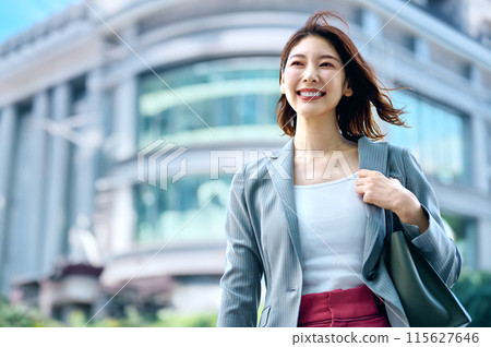 時尚的商務女性通勤 時尚的商務女性通勤 115627646