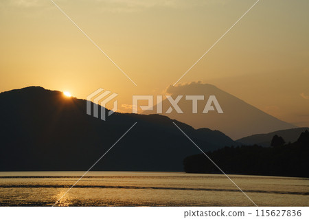 (Kanagawa Prefecture) Mount Fuji seen from Motohakone, sunset (Kanagawa Prefecture) Mount Fuji seen from Motohakone, sunset 115627836