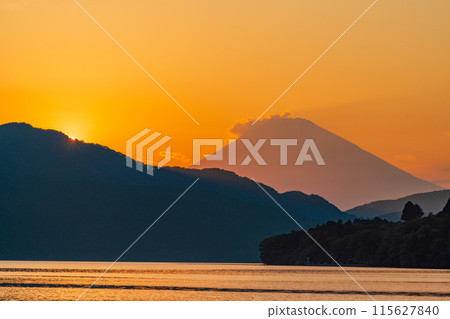(Kanagawa Prefecture) Mount Fuji seen from Motohakone, sunset 115627840
