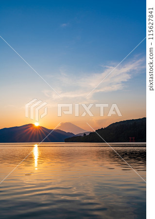 (神奈川縣)從元箱根看到的富士山日落 (神奈川縣)從元箱根看到的富士山日落 115627841