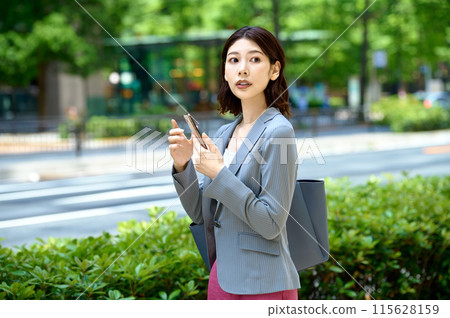 時尚的商務女性通勤 115628159