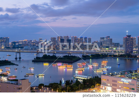色彩繽紛的夏日小船齊聚台場 色彩繽紛的夏日小船齊聚台場 115628229