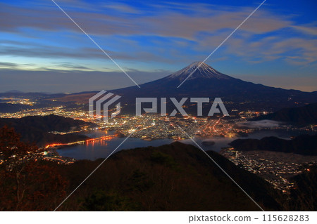 從禦坂山看富士山和河口湖的黎明 115628283