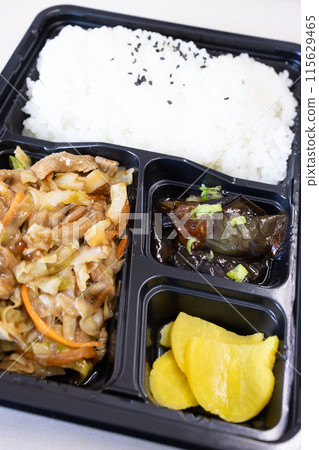 美味的中式葷素炒飯盒 美味的中式葷素炒飯盒 115629465