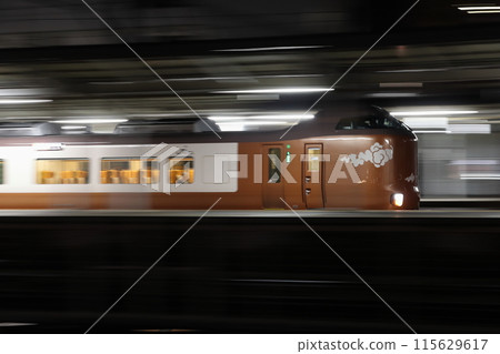 夜間從倉敷站出發的博備線特急八雲號(全新273系列車) 夜間從倉敷站出發的博備線特急八雲號(全新273系列車) 115629617