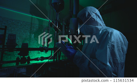 Nervous man steals secret production information from a laboratory, resulting in data leakage 115631534