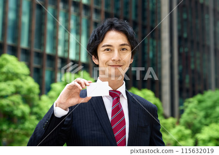 商人在商業區揮舞著卡片 商人在商業區揮舞著卡片 115632019