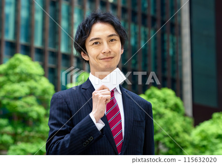 商人在商業區揮舞著卡片 115632020