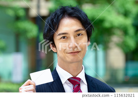 商人在商業區揮舞著卡片 115632021