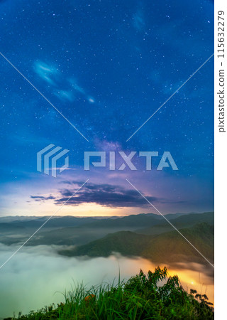 The starry sky, Milky Way and sea of clouds at night combine into a painting. 115632279