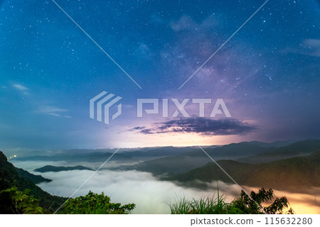 The starry sky, Milky Way and sea of clouds at night combine into a painting. 115632280