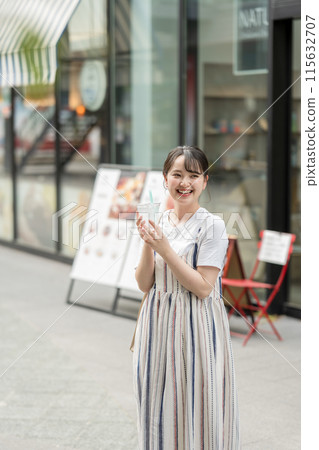 年輕可愛的日本女子在戶外喝水防暑 | 年輕可愛的日本女子在戶外喝水防暑 | 115632707