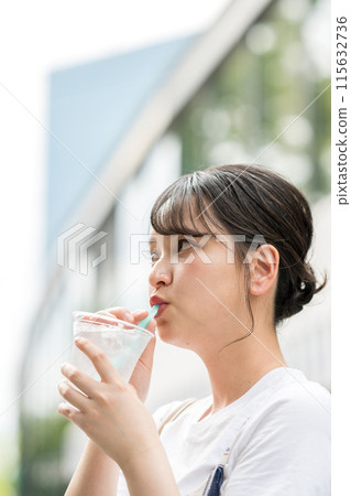 年輕可愛的日本女子在戶外喝水防暑 | 115632736