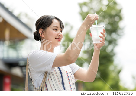 年輕可愛的日本女子在戶外喝水防暑 | 年輕可愛的日本女子在戶外喝水防暑 | 115632739