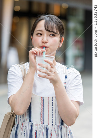年輕可愛的日本女子在戶外喝水防暑 | 年輕可愛的日本女子在戶外喝水防暑 | 115632742