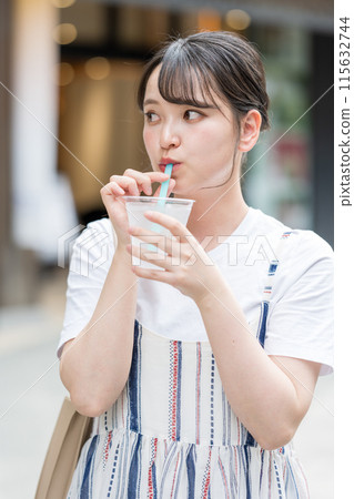 年輕可愛的日本女子在戶外喝水防暑 | 115632744