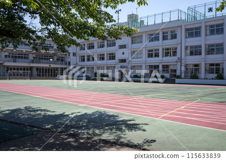東京一所學校的景色，有鋪好的場地 115633839